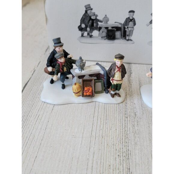 Dept 56 55549 Oliver Twist Heritage Village Collection accessory xmas set - Picture 2 of 12